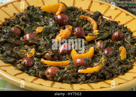 Marocchino tradizionale piatto con spinaci, olive e conserve di limone close up Foto Stock