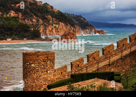 Parete con torre in Tossa de Mar sulla Costa Brava in Spagna, merlatura medievale, fortificazione della città vecchia (Villa Vella) e Mare Mediterraneo coastl Foto Stock