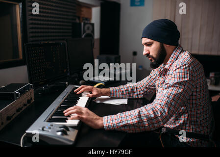 Audio engineering, soundman lavorare con sintetizzatore in studio. Professional Audio digitale la tecnologia di registrazione Foto Stock