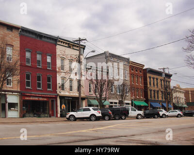 Clayton, New York, Stati Uniti d'America. Marzo 29, 2017 . Downtown Clayton, NY su una cortina di nubi, inizio mattina di primavera Foto Stock