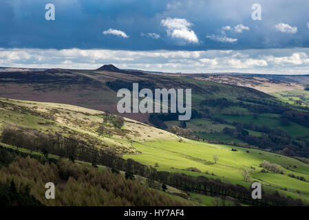 Vista a Win Hill dalla cresta sotto Mam Tor vicino a Castleton in Peak District, Derbyshire. Foto Stock