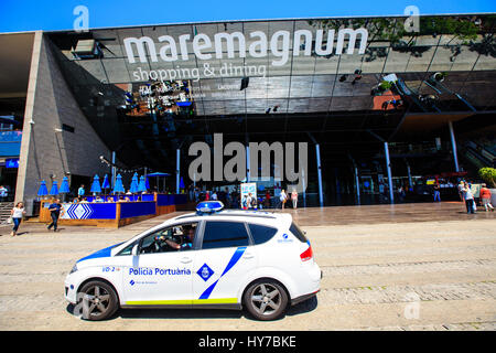 Barcellona, Spagna - 27 Maggio 2016: auto della polizia nei pressi del centro commerciale e di intrattenimento Maremagnum nel Port Vell de Barcelona Foto Stock