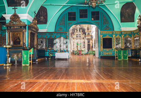 Regione di Tver, RUSSIA - Luglio 12, 2014: Interno della chiesa del Santo Volto nel villaggio Mlevo. Antiche icone ortodosse nella chiesa. La chiesa è stata fo Foto Stock