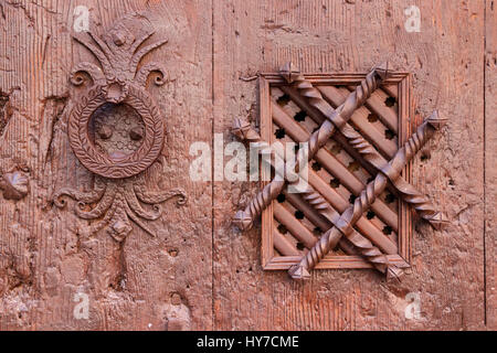 Ornati respingente e spioncino in una vecchia porta di legno. Albarracin, Teurel, Spagna. Foto Stock