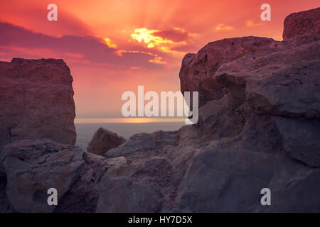 Bellissima alba sulla fortezza di Masada. Rovine del re Erode palace di Judaean Desert. Foto Stock