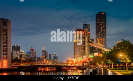 Melbourne, Australia - 27 dicembre 2016: Crowne Plaza Hotel and Casino Crown fire mostra nella città di Melbourne di notte visto dal Southbank Foto Stock