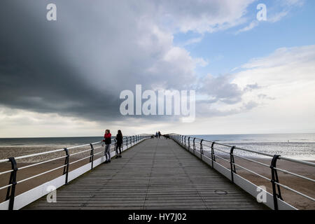 Cambs, Cleveland, Regno Unito. Sabato 1 Aprile 2017. Regno Unito Meteo. Aprile pesanti acquazzoni e temporali parti interessate della costa nord est dell' Inghilterra questo pomeriggio. Credito: David Forster/Alamy Live News Foto Stock