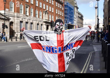 Londra, Regno Unito. 1 Aprile, 2017. La polizia arresta i membri di gruppi Anti-Fascist cercando di disturbare un marzo forma andando a testa tenuta da EDL e Bretagna prima .Tommy Robinson ex leader della difesa inglese league ha pronunciato un discorso e hanno bisogno di protezione di polizia Credito: Ian Francesco/Alamy Live News Foto Stock