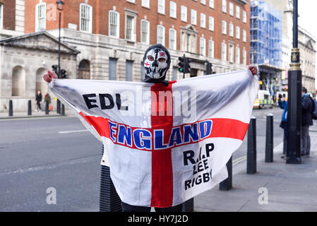 Londra, Regno Unito. 1 aprile 2017. La polizia arresta i membri di gruppi Anti-Fascist cercando di disturbare un marzo da andare avanti detenute dall'EDL e Gran Bretagna prima.Tommy Robinson ex leader della difesa inglese league ha pronunciato un discorso e hanno bisogno di protezione di polizia Credito: Ian Francesco/Alamy Live News Foto Stock