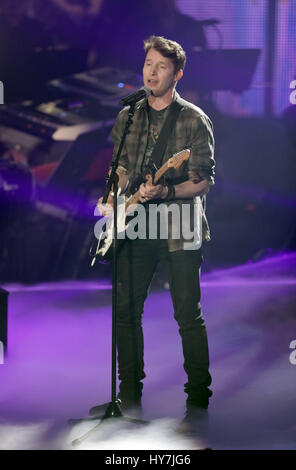 Berlino, Germania. 26 Mar, 2017. Il cantante James Blunt stand sul palco durante la finale dello show televisivo "La Voce Kids' a Berlino, Germania, 26 marzo 2017. Foto: Jörg Carstensen/dpa/Alamy Live News Foto Stock