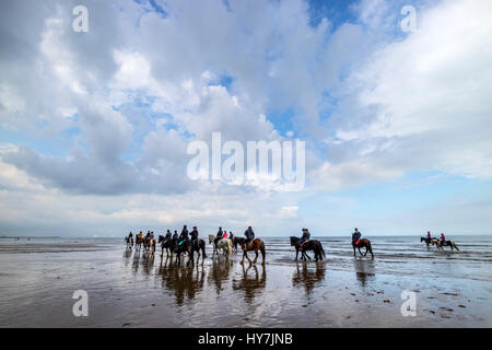 Cambs, Cleveland, Regno Unito. Sabato 1 Aprile 2017. Regno Unito Meteo. Aprile pesanti acquazzoni e temporali parti interessate della costa nord est dell' Inghilterra questo pomeriggio. Credito: David Forster/Alamy Live News Foto Stock