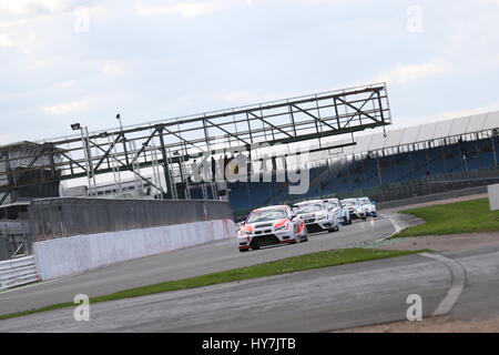 Il giorno della gara per l'Hankook 24H Touring Car Endurance a Silverstone Foto Stock
