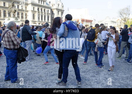 Bucarest, Romania. 1 Aprile, 2017. Cuscino internazionale lotta giorno 2017 a Bucarest, in Romania. Il primo di aprile nella città di tutto il mondo. Credito: Paolo Hristea/Alamy Live News Foto Stock