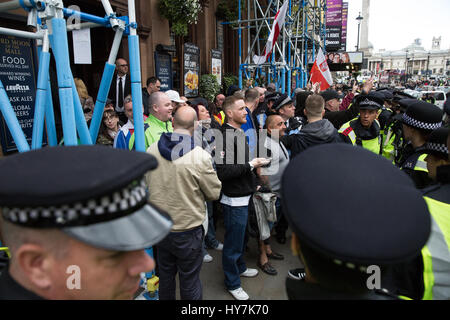 Londra, Regno Unito. Il 1 aprile, 2017. La polizia sotto forma di un cordone intorno a membri di estrema destra Inglese Lega di difesa al di fuori del Signore la luna del Mall pub di Whitehall. Credito: Mark Kerrison/Alamy Live News Foto Stock