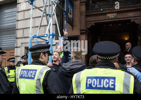 Londra, Regno Unito. Il 1 aprile, 2017. La polizia sotto forma di un cordone intorno a membri di estrema destra Inglese Lega di difesa al di fuori del Signore la luna del Mall pub di Whitehall. Credito: Mark Kerrison/Alamy Live News Foto Stock