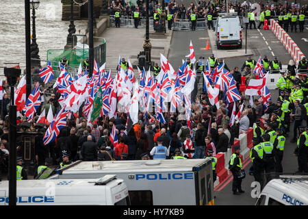 Londra, Regno Unito. Il 1 aprile, 2017. I membri del gruppo di estrema destra la Gran Bretagna prima tenere una protesta su Victoria Embankment. Credito: Mark Kerrison/Alamy Live News Foto Stock