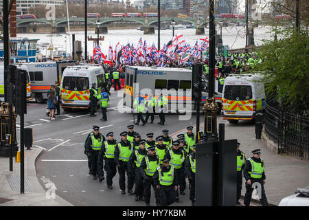 Londra, Regno Unito. Il 1 aprile, 2017. I membri del gruppo di estrema destra la Gran Bretagna prima tenere una protesta su Victoria Embankment. Credito: Mark Kerrison/Alamy Live News Foto Stock