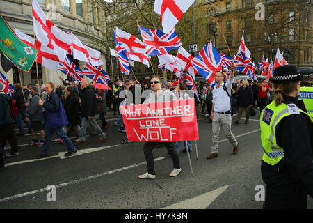 Londra, Regno Unito. Il 1 aprile 2017. Dall'EDL pagina Facebook - Dopo il vile attacco terroristico contro il parlamento potremo stare insieme e mostrare ci sarà né ora né mai prua verso il basso e la paura dei terroristi e del terrorismo. Unisciti a noi per mostrare la nostra forza. Penelope Barritt/Alamy Live News Foto Stock
