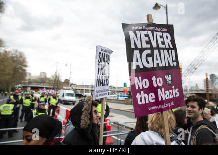 Londra, Regno Unito. Il 1 aprile, 2017. I sostenitori di unirsi contro il fascismo e altri gruppi antifascisti protestare contro le marche da lontano i gruppi di destra la Gran Bretagna prima e la difesa inglese League. Credito: Mark Kerrison/Alamy Live News Foto Stock