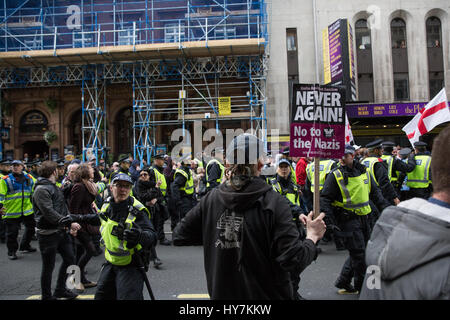 Londra, Regno Unito. Il 1 aprile, 2017. Un sostenitore di unirsi contro il fascismo proteste contro un marzo dal gruppo di estrema destra della Difesa inglese League. Credito: Mark Kerrison/Alamy Live News Foto Stock