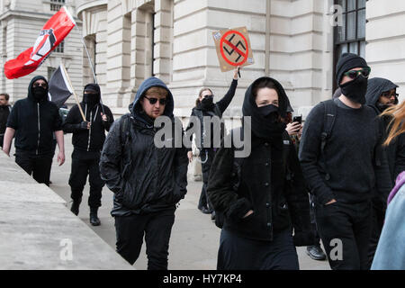 Londra, Regno Unito. Il 1 aprile, 2017. Anti-fascisti si muovono lungo Whitehall verso una designata protesta statico punto sulla Victoria Embankment. Credito: Mark Kerrison/Alamy Live News Foto Stock