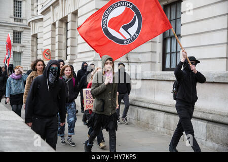 Londra, Regno Unito. Il 1 aprile, 2017. Anti-fascisti si muovono lungo Whitehall verso una designata protesta statico punto sulla Victoria Embankment. Credito: Mark Kerrison/Alamy Live News Foto Stock