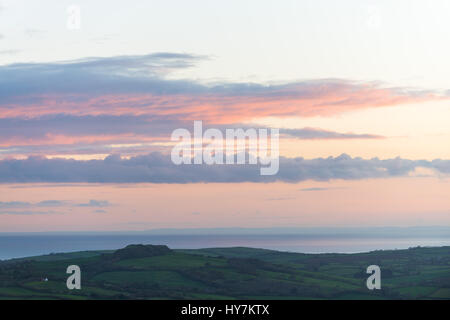 Eggardon collina vicino a Dorchester Dorset, Regno Unito. Il 1 aprile 2017. Sunrise dallo storico antico colle fort di Eggardon Hill nel West Dorset. © Dan Tucker/Alamy Live News Foto Stock