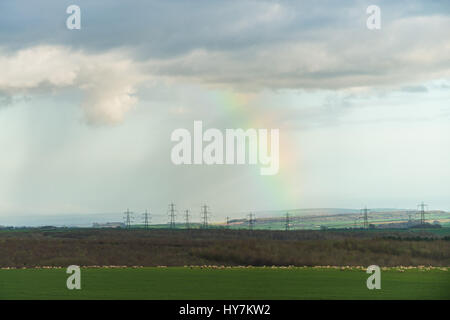 Eggardon collina vicino a Dorchester Dorset, Regno Unito. Il 1 aprile 2017. Sunrise dallo storico antico colle fort di Eggardon Hill nel West Dorset. © Dan Tucker/Alamy Live News Foto Stock