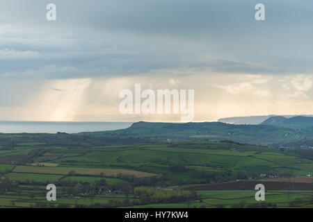 Eggardon collina vicino a Dorchester Dorset, Regno Unito. Il 1 aprile 2017. Sunrise dallo storico antico colle fort di Eggardon Hill nel West Dorset. © Dan Tucker/Alamy Live News Foto Stock