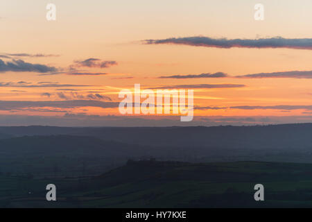 Eggardon collina vicino a Dorchester Dorset, Regno Unito. Il 1 aprile 2017. Sunrise dallo storico antico colle fort di Eggardon Hill nel West Dorset. © Dan Tucker/Alamy Live News Foto Stock