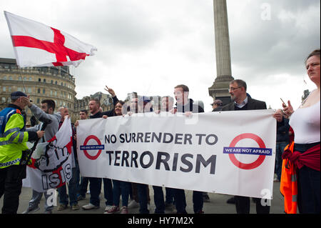 Londra, Regno Unito. Il 1 aprile, 2017. La Difesa inglese League (EDL) e Gran Bretagna prima ha organizzato una marcia di protesta attraverso Londra. La Gran Bretagna Primo gruppo protestavano contro il terrorismo in risposta al motivo attacco terroristico a Londra il 22 marzo 2017. Andrew Steven Graham/Alamy Live News Foto Stock