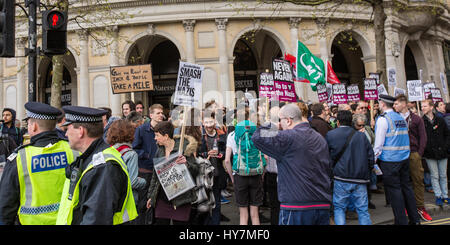 Londra, UK.1 aprile, 2017. anti-facists raccogliere in anticipo delle marche dalla difesa inglese e campionato British prima nel centro di Londra. David Rowe/ alamy live news. Foto Stock