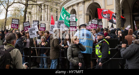 Londra, UK.1 aprile, 2017. anti-facists raccogliere in anticipo delle marche dalla difesa inglese e campionato British prima nel centro di Londra. David Rowe/ alamy live news. Foto Stock