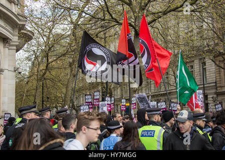 Londra, UK.1 aprile, 2017. anti-facists raccogliere undert loro bandiere davanti a marce della difesa inglese e campionato British prima nel centro di Londra. David Rowe/ alamy live news. Foto Stock