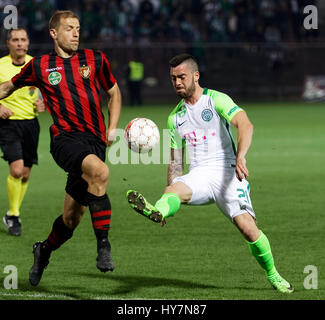 Budapest, Ungheria. Il 1 aprile, 2017. Djordje Kamber (L) di Budapest Honved duelli per la palla con Endre Botka #21 di Ferencvarosi TC durante l'Ungherese Banca OTP Liga match tra Budapest e Honved Ferencvarosi TC a Bozsik Stadium il 1 aprile 2017 a Budapest, Ungheria. Credito: Laszlo Szirtesi/Alamy Live News Foto Stock