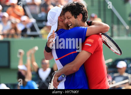 Key Biscayne, Florida, Stati Uniti d'America. 1 Aprile, 2017. Marcelo Melo, a destra del Brasile, celebra con Lukasz Kubot, a sinistra della Polonia, la loro vittoria degli uomini doppio finale contro Nicholas Monroe e Jack calza, degli Stati Uniti, al 2017 Miami Open presentato da Itau professional tennis tournament, ha suonato in occasione di Crandon Park Tennis Center di Key Biscayne, Florida, Stati Uniti d'America. Kubot e Melo ha vinto 7-5, 6-3. Mario Houben/CSM/Alamy Live News Foto Stock