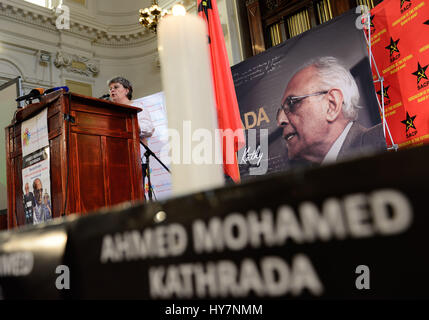 Johannesburg. 1 apr, 2017. Ahmed Kathrada la moglie Barbara Hogan parla durante un memoriale di servizio per suo marito a Johannesburg City Hall,?l?del Sud Africa, il 1 aprile 2017. Ahmed Kathrada Foundation, Nelson Mandela Foundation e South African Partito comunista ha tenuto un memoriale di servizio per l'anti-apartheid valorosa Ahmed Kathrada, morto martedì mattina alle 87. Credito: Zhai Jianlan/Xinhua/Alamy Live News Foto Stock