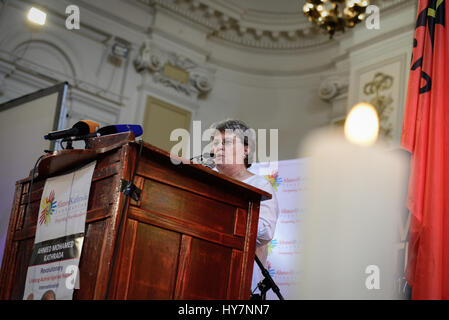 Johannesburg. 1 apr, 2017. Ahmed Kathrada la moglie Barbara Hogan parla durante un memoriale di servizio per suo marito a Johannesburg City Hall,?l?del Sud Africa, il 1 aprile 2017. Ahmed Kathrada Foundation, Nelson Mandela Foundation e South African Partito comunista ha tenuto un memoriale di servizio per l'anti-apartheid valorosa Ahmed Kathrada, morto martedì mattina alle 87. Credito: Zhai Jianlan/Xinhua/Alamy Live News Foto Stock