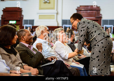 (170401) -- JOHANNESBURG, 1 aprile 2017 (Xinhua) -- Graca Machel (1R),?vedova del tardo ex Sud Africa il Presidente Nelson Mandela, saluta Ahmed Kathrada la moglie Barbara Hogan durante un memoriale di servizio per Ahmed Kathrada a Johannesburg City Hall,?l?del Sud Africa, il 1 aprile 2017. Ahmed Kathrada Foundation, Nelson Mandela Foundation e South African Partito comunista ha tenuto un memoriale di servizio per l'anti-apartheid valorosa Ahmed Kathrada, morto martedì mattina alle 87. (Xinhua/Zhai Jianlan) Foto Stock