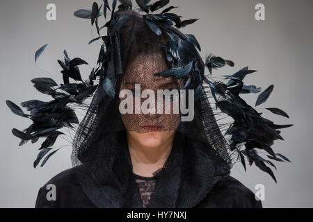 Budapest. 1 apr, 2017. Un modello presenta una creazione dal marchio ungherese Je Suis Belle durante la Mercedes Benz Fashion Week in Budapest, Ungheria il 1 aprile 2017. Credito: Attila Volgyi/Xinhua/Alamy Live News Foto Stock