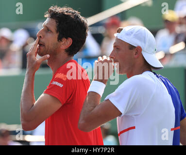 Key Biscayne, Florida, Stati Uniti d'America. 1 Aprile, 2017. Lukasz Kubot, a destra della Polonia, e Marcelo Melo, a sinistra del Brasile, conferire durante i loro uomini doppio finale contro Nicholas Monroe e Jack calza, degli Stati Uniti, al 2017 Miami Open presentato da Itau professional tennis tournament, ha suonato in occasione di Crandon Park Tennis Center di Key Biscayne, Florida, Stati Uniti d'America. Kubot e Melo ha vinto 7-5, 6-3. Mario Houben/CSM/Alamy Live News Foto Stock