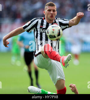 Francoforte, Germania. 1 apr, 2017. Ante Rebic di Eintracht Frankfurt combatte per la tha ball durante la Bundesliga per il Match contro il Borussia Moenchengladbach a Commerzbank Arena di Francoforte, Germania, Aprile 1, 2017. Credito: Luo Huanhuan/Xinhua/Alamy Live News Foto Stock