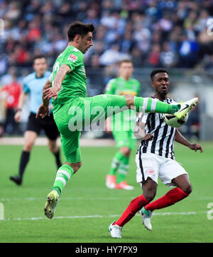 Francoforte, Germania. 1 apr, 2017. Lars Stindl (L) del Borussia Moenchengladbach combatte per la palla durante la Bundesliga Match contro Eintracht Frankfurt a Commerzbank Arena di Francoforte, Germania, Aprile 1, 2017. Credito: Luo Huanhuan/Xinhua/Alamy Live News Foto Stock