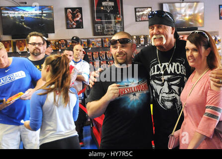 Orlando, Florida, Stati Uniti d'America. Il 1 aprile, 2017. Semi-pensionati wrestler Terry Gene Bollea, meglio noto con il suo nome ad anello Hulk Hogan, in posa per una fotografia con ventole a Hogan's Beach Shop, il suo retail merchandise store che ha aperto il 30 marzo 2017 a Orlando, Florida. Credito: Paul Hennessy/Alamy Live News Foto Stock