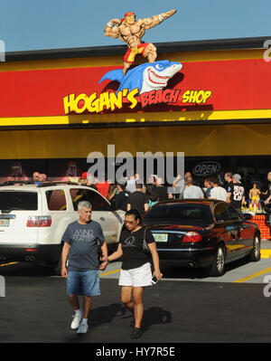 Orlando, Florida, Stati Uniti d'America. Il 1 aprile, 2017. La gente di attendere in linea per gli autografi e le foto con la semi-pensionati wrestler Terry Gene Bollea, meglio noto con il suo nome ad anello Hulk Hogan, al di fuori di Hogan's Beach Shop, il suo retail merchandise store che ha aperto il 30 marzo 2017 a Orlando, Florida. Credito: Paul Hennessy/Alamy Live News Foto Stock