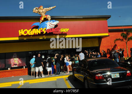 Orlando, Florida, Stati Uniti d'America. Il 1 aprile, 2017. La gente di attendere in linea per gli autografi e le foto con la semi-pensionati wrestler Terry Gene Bollea, meglio noto con il suo nome ad anello Hulk Hogan, al di fuori di Hogan's Beach Shop, il suo retail merchandise store che ha aperto il 30 marzo 2017 a Orlando, Florida. Credito: Paul Hennessy/Alamy Live News Foto Stock