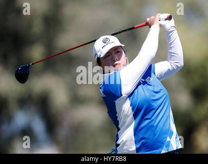 Aprile 01, 2017 Shanshan Feng della Cina colpisce un tee-shot sul secondo foro durante il terzo round del 2017 ANA ispirazione al Dina Shore corso del torneo a Mission Hills Country Club in Rancho Mirage, California. Charles Baus/CSM Foto Stock