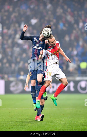 Lione. 2 apr, 2017. Rabiot Adrien (L) da Paris Saint Germain compete con Germain da valere come Monaco durante la loro finale di League Cup Soccer Match in Lyon, 2 aprile 2017. Paris Saint Germain ha vinto 4-1. Credito: Chen Yichen/Xinhua/Alamy Live News Foto Stock