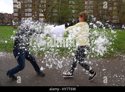 Londra, Regno Unito. 1 Aprile, 2017. Persone pillow-combattendo sul cuscino mondiale lotta giorno, in Kennington Park, Londra, Regno Unito, il 1 aprile 2017. Credito: Paolo Marriott/Alamy Live News Foto Stock