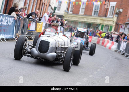 Bromyard Velocità Festival, Herefordshire, Regno Unito - Domenica 2 Aprile 2017 - Vintage e classic cars ruggito attraverso il centro della città di Bromyard come tifosi guardare la seconda velocità di Bromyard Festival. La foto mostra un vintage English Racing Automobiles ERA Riley auto. Foto Steven Maggio / Alamy Live News Foto Stock